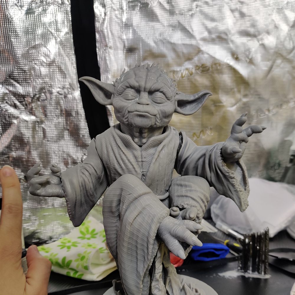Figurine en résine assemblée, avant peinture