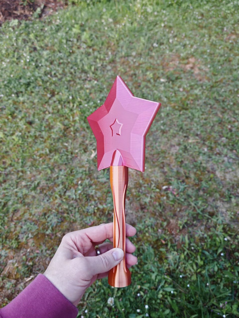 Baguette magique imprimée en 3D, étoile rose et manche cuivré, tenue en main