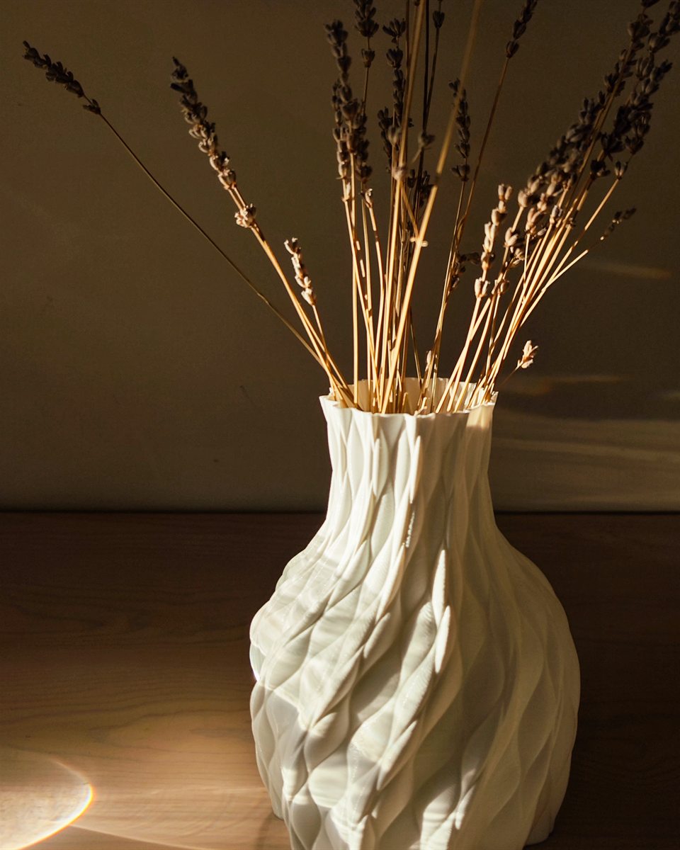 Vase blanc aux parois torsadées imprimé en 3D, avec un bouquet de lavande séchée
