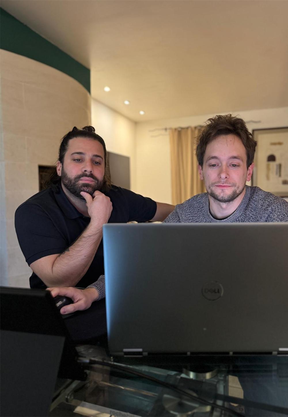 Julian Truffier et Thibaut Coulon, les deux fondateurs de Moon3D, devant un ordinateur portable