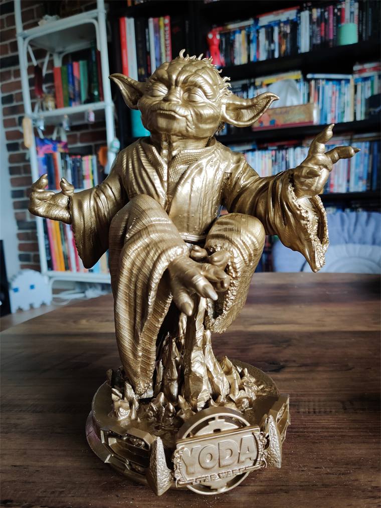 Statuette imprimée en résine et peinte en doré, sortie de l'atelier
